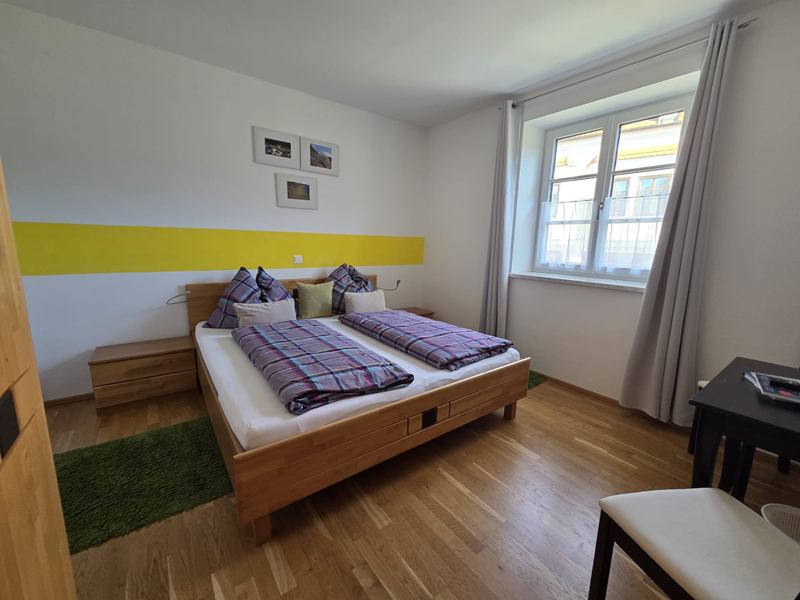 Zimmer Muskateller mit Doppelbett, Nachtkästchen und Fenster